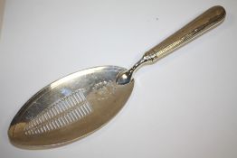 A HALLMARKED SILVER EIGHTEENTH CENTURY FISH SLICE
