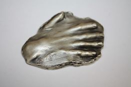 A CONTINENTAL 800 SILVER BROOCH IN THE FORM OF A HAND MARKED DALI