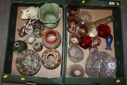 A TRAY OF STUDIO POTTERY ETC TOGETHER WITH A TRAY OF GLASSWARE