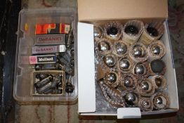 TWO BOXES OF VINTAGE RADIO VALVES TO INCLUDE MULLARD, DE BANKS ETC