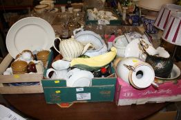 THREE TRAYS OF ASSORTED CERAMICS TO INCLUDE A SADLER TEAPOT, COALPORT ETC