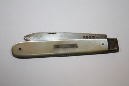 A HALLMARKED SILVER BLADED MOTHER OF PEARL HANDLED FRUIT KNIFE