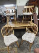 AN ANTIQUE STYLE PINE KITCHEN TABLE WITH SINGLE DRAWER AND TURNED LEGS WITH FOUR CHAIRS TABLE H-81