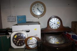 A QUANTITY OF VINTAGE CLOCKS TO INCLUDE A TEMCO ELECTRIC WALL CLOCK, PRESIDENT WALL CLOCK, ETC.