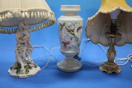 A HAND PAINTED VICTORIAN GLASS VASE WITH BIRD DETAIL TOGETHER WITH TWO CONTINENTAL CERAMIC LAMPS A/