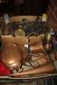 TWO TRAYS OF ASSORTED METALWARE TO INCLUDE COPPER AND BRASS PANS, HORSE BRASSES ETC.