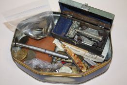 A BOX OF COLLECTABLES TO INCLUDE PEN KNIVES