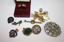 A BAG OF ASSORTED JEWELLERY TO INCLUDE A YELLOW METAL MULTI STONE DRESS RING, SWIVEL FOB, BROOCHES