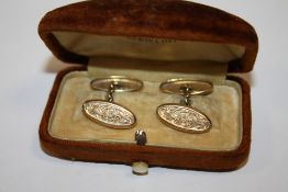 A PAIR OF BOXED 9CT GOLD CUFFLINKS