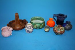 A COLLECTION OF STUDIO POTTERY TOGETHER WITH A MAJOLICA LIDDED POT S/D