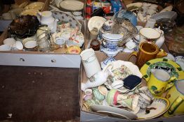 THREE TRAYS OF ASSORTED CERAMICS TO INCLUDE A GRADUATED SET OF THREE J&S COCKREL PATTERN JUGS, ROYAL
