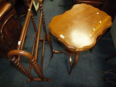 AN EDWARDIAN MAHOGANY OCCASIONAL TABLE AND A TOWEL RAIL (2)