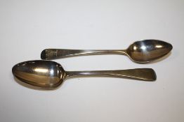AN ANTIQUE HALLMARKED SILVER TEA SPOON TOGETHER WITH ANOTHER