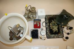 A QUANTITY OF COLLECTABLES TO INCLUDE COINS, COSTUME JEWELLERY, STOP WATCH ETC