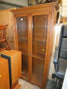 A TALL REPRODUCTION GLAZED BOOKCASE H-182 CM W-88 CM