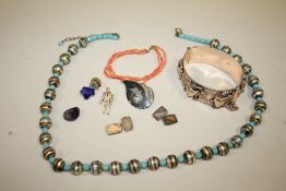 A SMALL QUANTITY OF COSTUME JEWELLERY AND COLLECTABLES TO INCLUDE SILVER AND NEILLO BROOCH, 9 CT