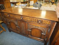 A REPRODUCTION CARVED OAK SIDEBOARD H-89 CM W-153 CM