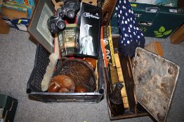 A TRAY OF TREEN AND COLLECTABLES TO INCLUDE A PAIR OF BINOCULARS, SERVING TRAYS ETC