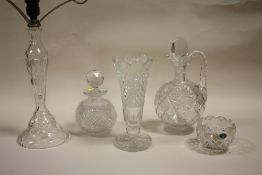 A COLLECTION OF CUT GLASS TO INCLUDE A LAMP BASE, SCENT BOTTLE, VASE, JUG ETC. (5)