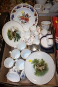 A TRAY OF ASSORTED ROYAL WORCESTER CHINA TO INCLUDE CABINET PLATES, FLORAL CUPS AND SAUCERS, EVESHAM