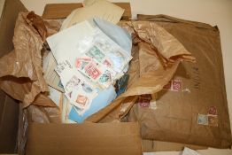 A QUANTITY OF LOOSE WORLD STAMPS