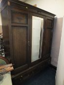 AN EARLY 20TH CENTURY OAK MIRRORED WARDROBE WITH DRAWER TO THE BASE H 203 cm, W 158 cm