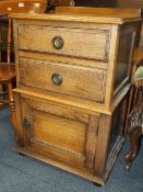 AN OAK SINGLE PEDESTAL CABINET WITH 2 DRAWERS AND CUPBOARD BELOW H-80 CM W-54 CM