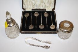 A COLLECTION OF HALLMARKED SILVER TO INCLUDE A PAIR OF ANTIQUE SHORTENED TONGUES, SCENT BOTTLE,