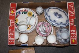 A TRAY OF ASSORTED CHINA TO INCLUDE QUEENS CHINA, SADLER ETC.