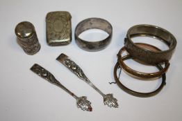 A COLLECTION OF WHITE METAL ETC TO INCLUDE A CHINESE STYLE CANE TOPPER, GOLD PLATED BANGLES ETC