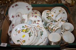 A TRAY OF ASSORTED FLORAL AND LEAF PATTERN CHINA