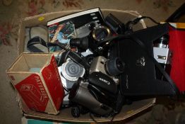 A BOX OF VINTAGE CAMERA AND ACCESSORIES TO INCLUDE MINOLTA AND CANON PLUS SLIDE PROJECTOR ETC