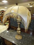 A GILT CHALK DECORATIVE TABLE LAMP WITH SHADE OVERALL H-74 CM