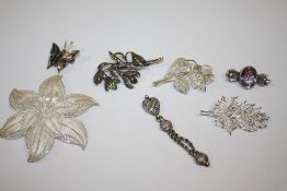 A COLLECTION OF SILVER AND WHITE METAL BROOCHES ETC. TO INCLUDE A LARGE SILVER FILIGREE FLOWER