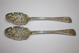 A PAIR OF HALLMARKED SILVER BERRY PATTERN SPOONS APPROX WEIGHT - 148G