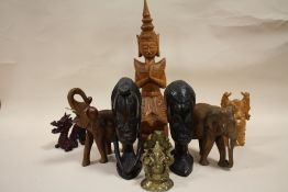 A COLLECTION OF CARVED WOODEN FIGURES ETC. TO INCLUDE A PAIR OF CARVED AFRICAN HEADS, BRASS FIGURE