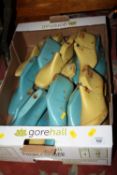 A TRAY OF VINTAGE / RETRO COBBLERS SHOE LASTS / MOULDS