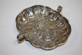 A HALLMARKED SILVER FLORALLY EMBOSSED TWIN HANDLED DISH APPROX WEIGHT - 193.5G