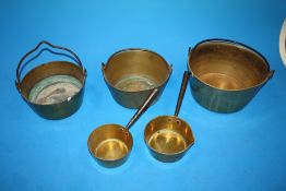 A COLLECTION OF BRASS JAM PANS AND COOKING PANS (5)