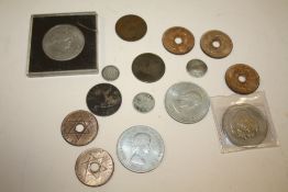 A SMALL QUANTITY OF VINTAGE AND ANTIQUE COINS TO INCLUDE SIX PENCES