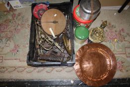 A TRAY OF VINTAGE METALWARE TO INCLUDE A COPPER CHARGER, CAST METAL WEIGHTS ETC