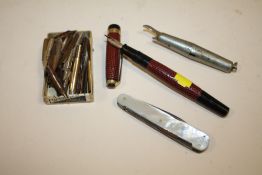 A VINTAGE WYVERN 101 FOUNTAIN PEN WITH 14CT GOLD NIB, TOGETHER WITH A BOX OF FOUNTAIN PEN NIBS,