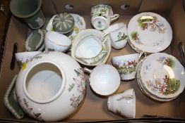 A TRAY OF ASSORTED CHINA AND CERAMICS TO INCLUDE WEDGWOOD JASPERWARE, REGENCY CHINA, PORTMEIRION