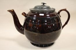 AN ANTIQUE PEWTER LIDDED TEA POT OF LARGE PROPORTIONS, SPOUT TO HANDLE LENGTH, 43 CM, HEIGHT 30 CM