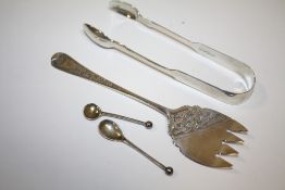 A PAIR OF HALLMARKED SILVER TONGUES TOGETHER WITH A SILVER FORK AND TWO SILVER CONDIMENT SPOONS