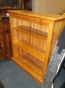 A MODERN HONEY PINE OPEN BOOKCASE H-108 CM W-96 CM
