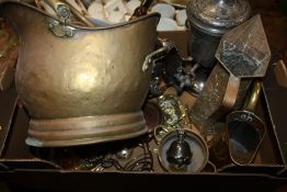 A TRAY OF ASSORTED METALWARE TO INCLUDE A COPPER COAL BUCKET, WARMING PAN, JUGS ETC.