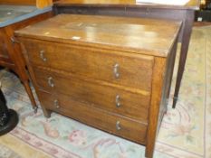 A VINTAGE OAK 3 DRAWER CHEST, W-86 CM WITH AN OAK FENDER (2)