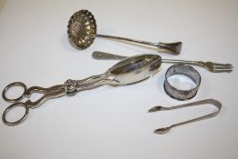 A BAG OF HALLMARKED SILVER AND WHITE METAL TO INCLUDE A SILVER NAPKIN RING, SILVER SUGAR TONGUES