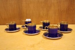 A SET OF SIX CROWN DEVON FIELDINGS 1025 BLUE AND GILT COFFEE CANS AND SAUCERS